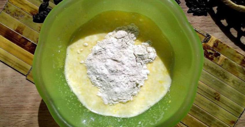 Рецепт Кексы с изюмом на кислом молоке  шаг-2