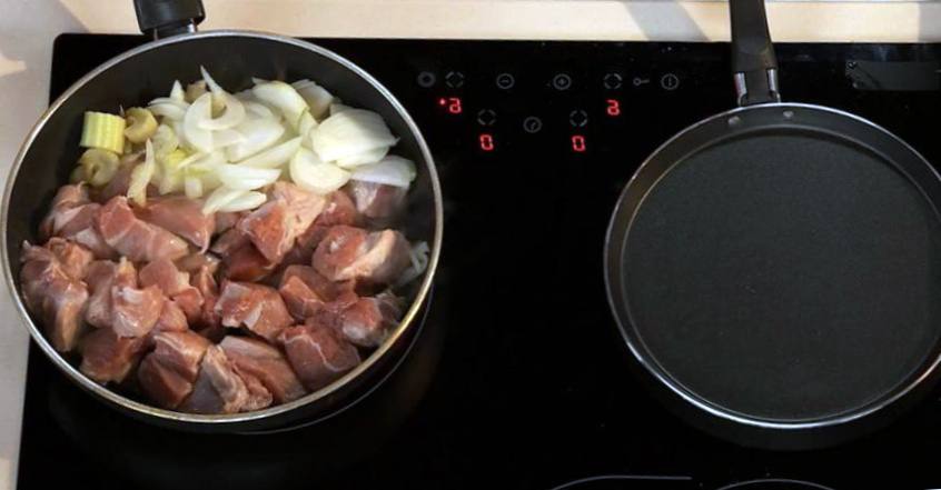 Рецепт Кулебяка с мясным фаршем и шпинатом шаг-3