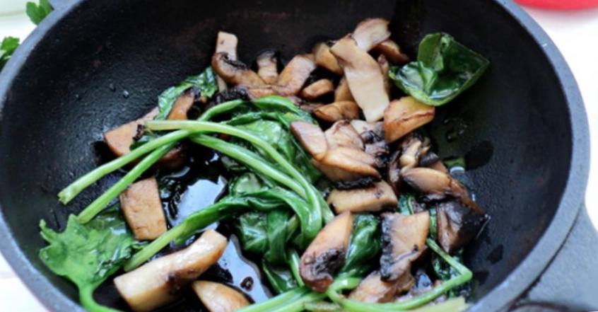 Рецепт Мини-блины со шпинатом и грибами  шаг-2