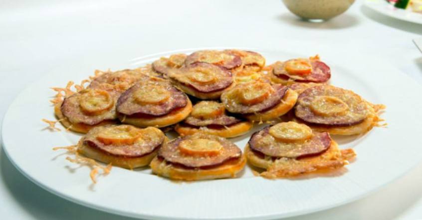 Рецепт Мини-пицца с салями и томатами черри шаг-3