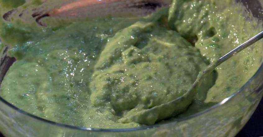 Рецепт Оладьи из зеленого горошка с соусом шаг-1