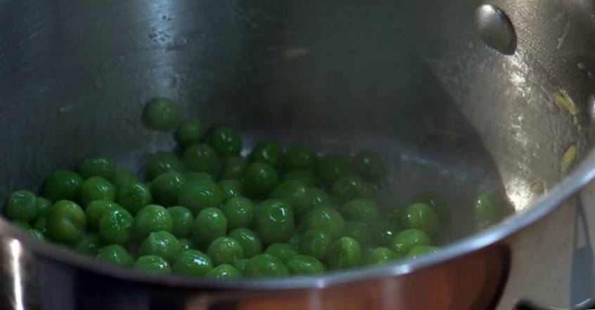 Рецепт Оладьи из зеленого горошка с соусом шаг-3