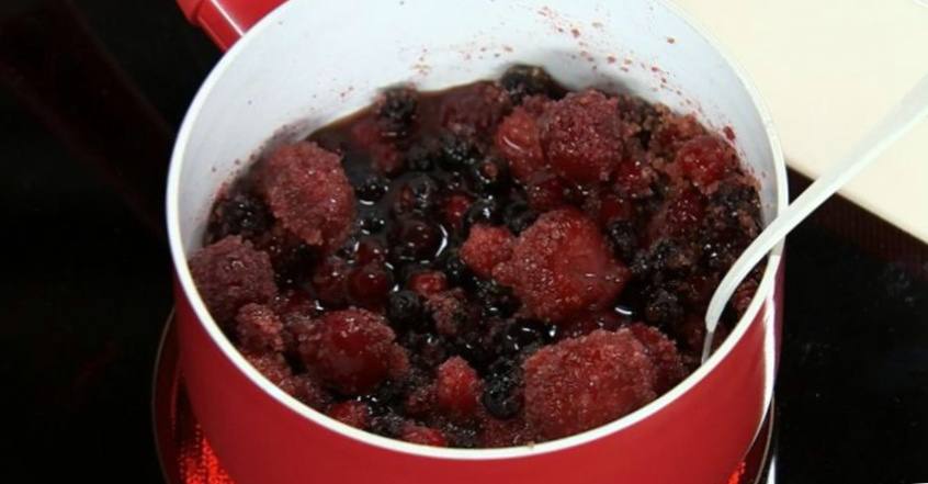 Рецепт Ореховый тортик с ягодным соусом  шаг-4