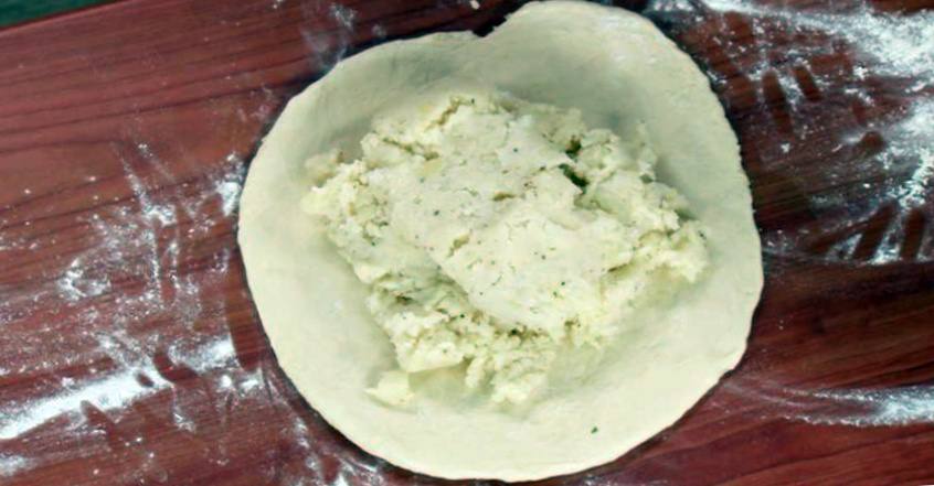 Рецепт Осетинский пирог с сулугуни, яйцом и зеленым луком шаг-5