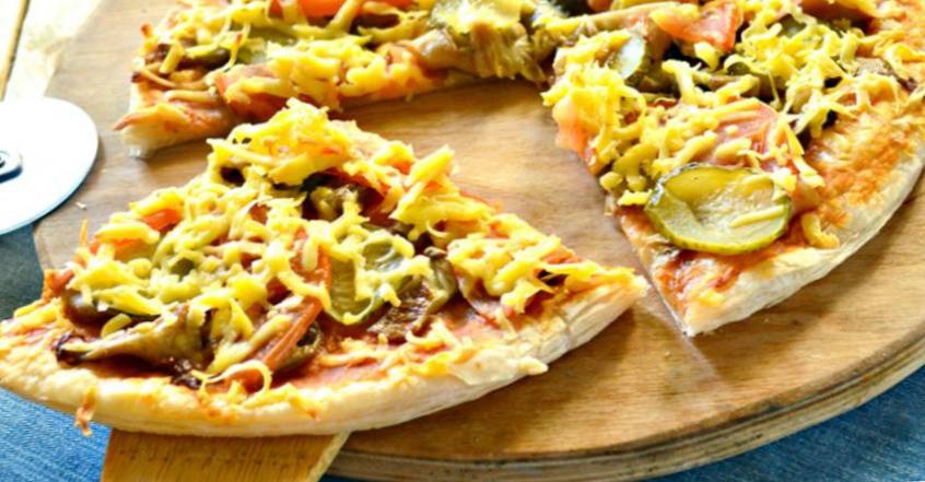 Рецепт Пицца с грибами, маринованным огурцом и помидором шаг-5