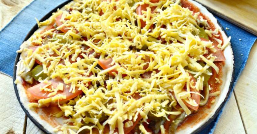 Рецепт Пицца с грибами, маринованным огурцом и помидором  шаг-4