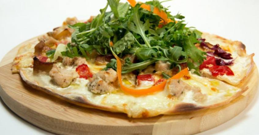 Рецепт Пицца с индейкой и белыми грибами со свежим салатом шаг-5