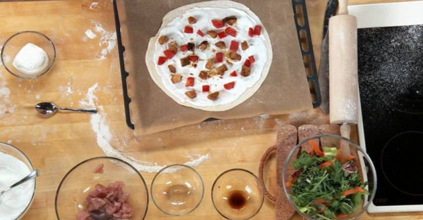 Рецепт Пицца с индейкой и белыми грибами со свежим салатом  шаг-4