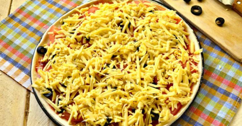 Рецепт Пицца с колбасой и маслинами  шаг-2