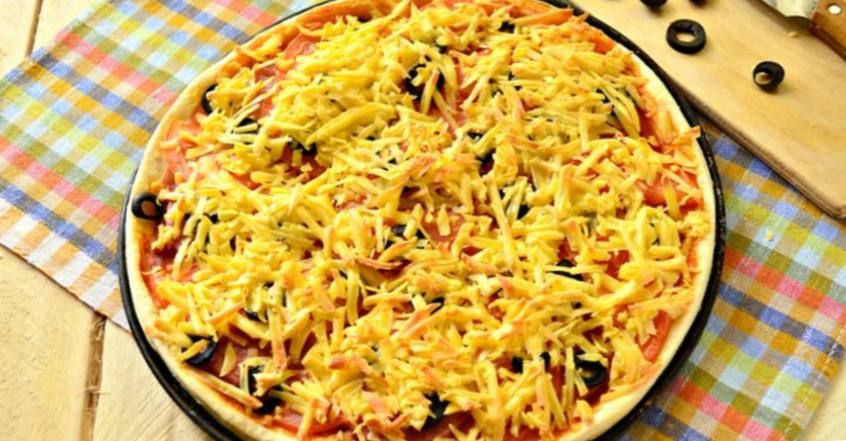 Рецепт Пицца с колбасой и маслинами шаг-3