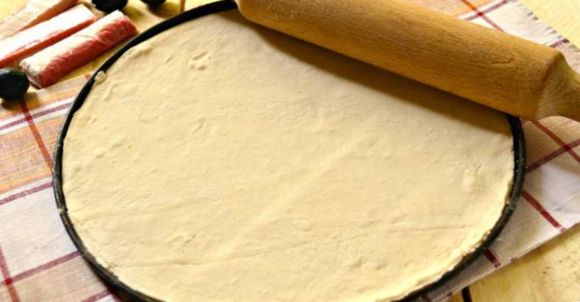 Рецепт Пицца с крабовыми палочками и маслинами шаг-1