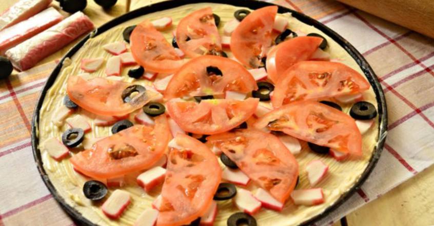 Рецепт Пицца с крабовыми палочками и маслинами  шаг-2