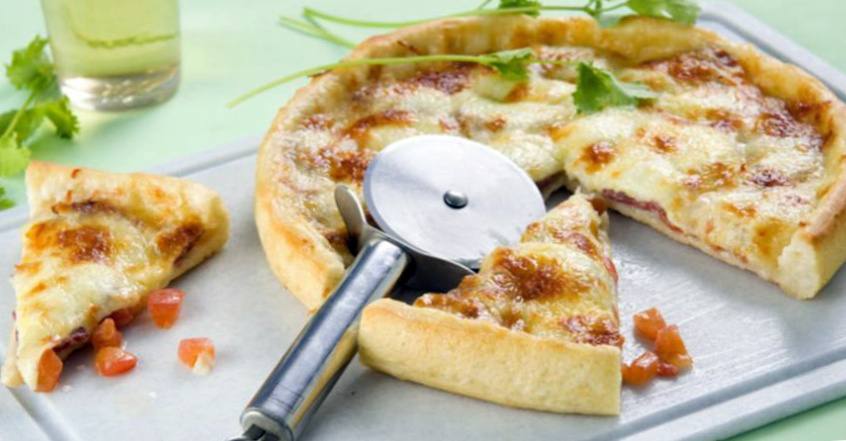 Рецепт Пицца с помидорами и салями шаг-1