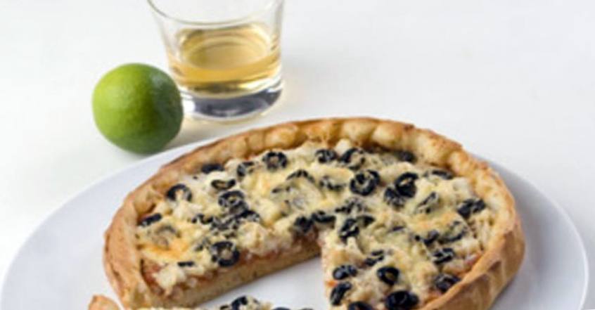 Рецепт Пицца с рыбой и маслинами шаг-1
