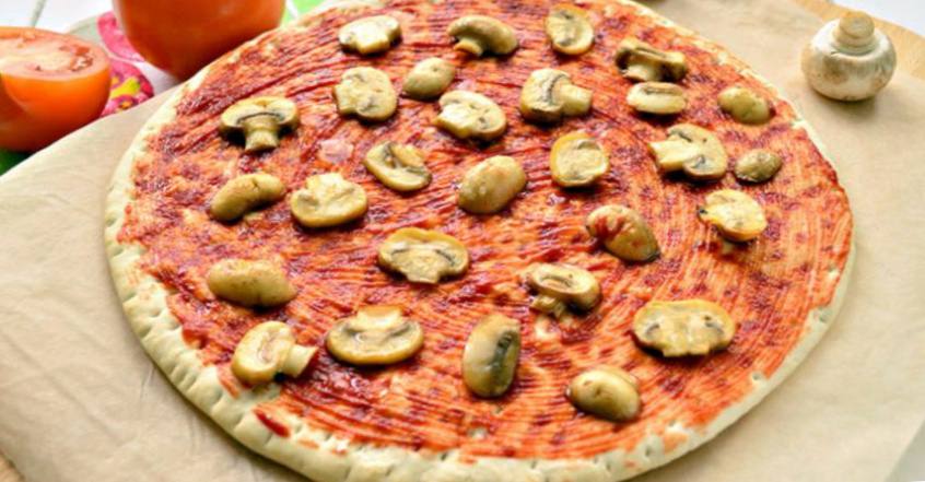 Рецепт Пицца с шампиньонами и маслинами  шаг-2