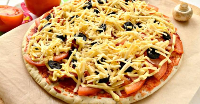 Рецепт Пицца с шампиньонами и маслинами шаг-5