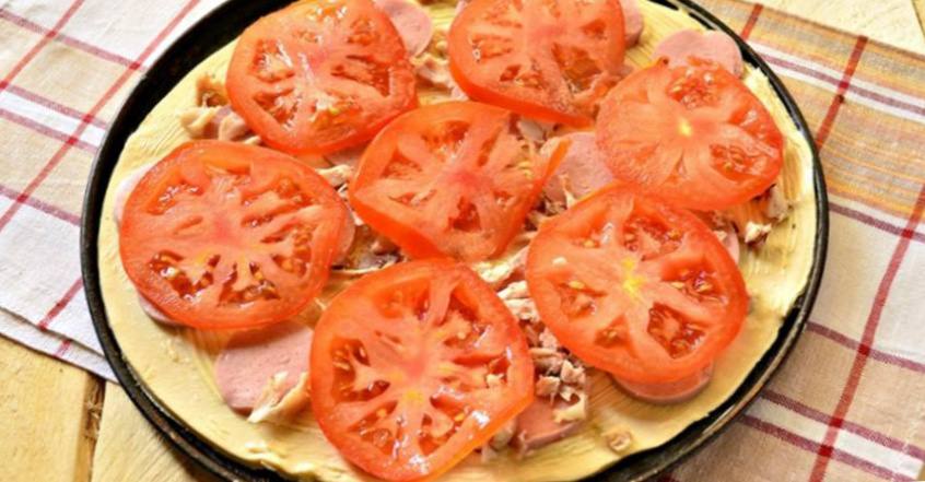Рецепт Пицца с сосисками и курицей  шаг-2