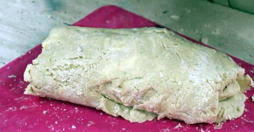 Рецепт Пирог из слоёного теста со сливочной курицей и луком-пореем  шаг-4