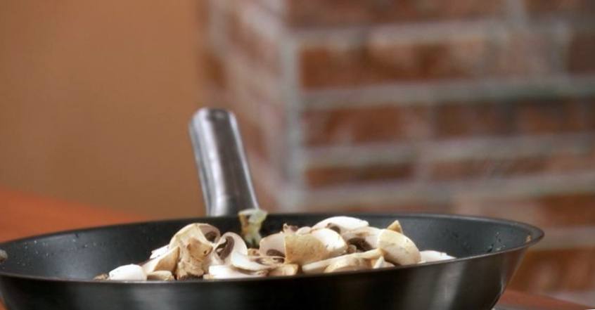 Рецепт Порционные пироги с курицей, баклажаном и грибами  шаг-4