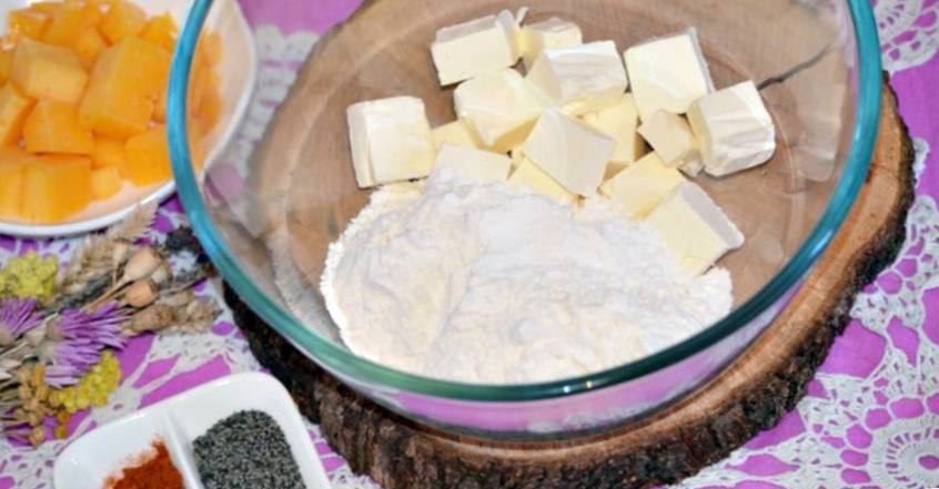 Рецепт Рассыпчатое солёное печенье с паприкой и сыром шаг-1