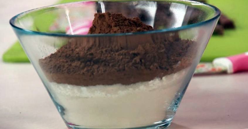Рецепт Шоколадный торт «Сюрприз» шаг-3