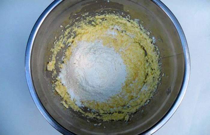 Рецепт Бисквитный пирог с абрикосами шаг-3