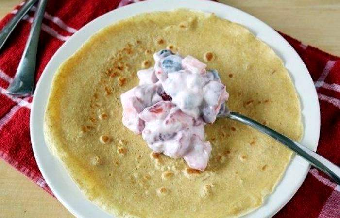 Рецепт Блины с ягодами и йогуртом шаг-5