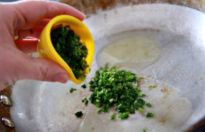 Рецепт Булочки с сыром и зеленым луком шаг-1