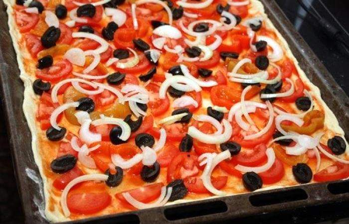 Рецепт Экспресс-пицца из слоеного теста шаг-3