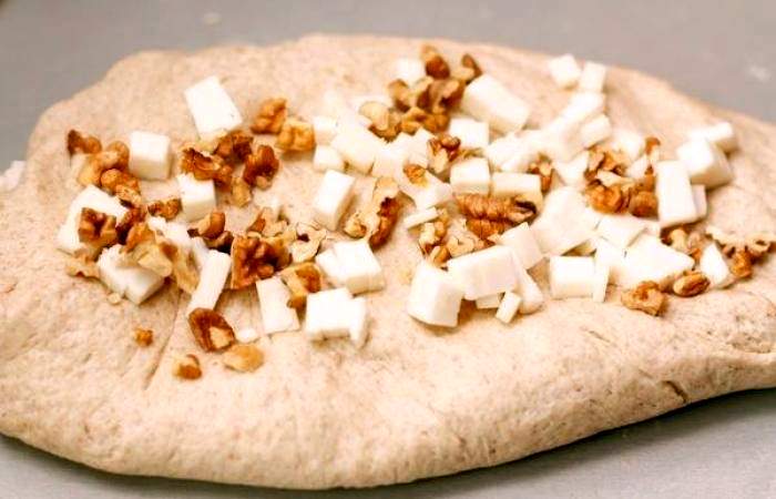 Рецепт Хлеб с орехами, базиликом и козьим сыром шаг-6