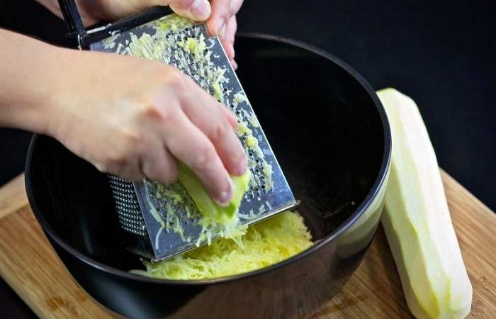 Рецепт Кабачковые оладьи с козьим сыром  шаг-2