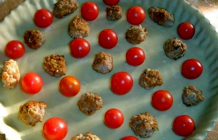 Рецепт Киш с мясными шариками и помидорами черри шаг-6