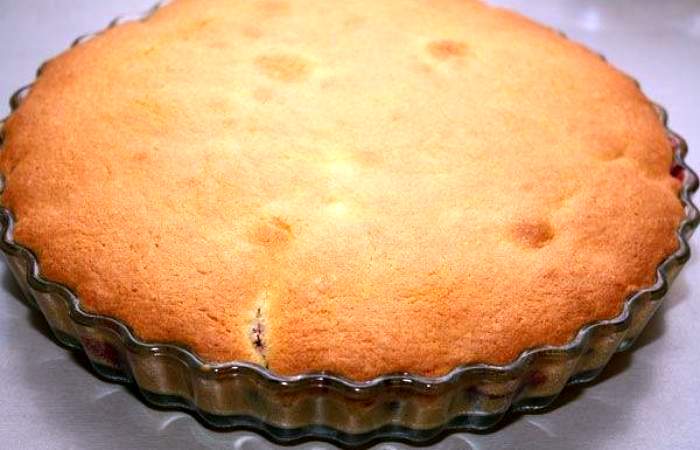 Рецепт Кукурузный пирог со сливами шаг-6