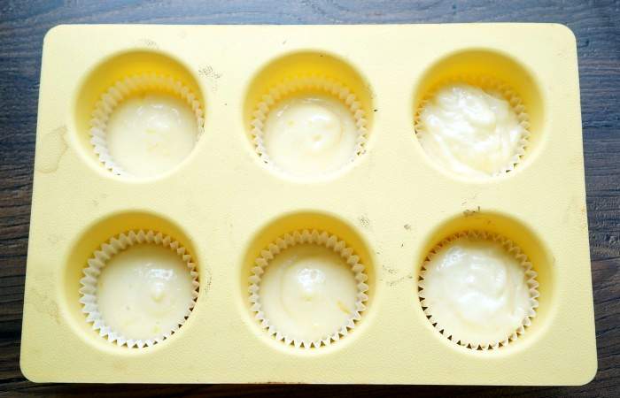 Рецепт Лимонные капкейки с пышным кремом шаг-9