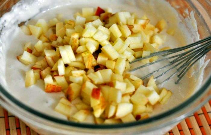 Рецепт Оладьи с яблоками на кефирном тесте  шаг-2