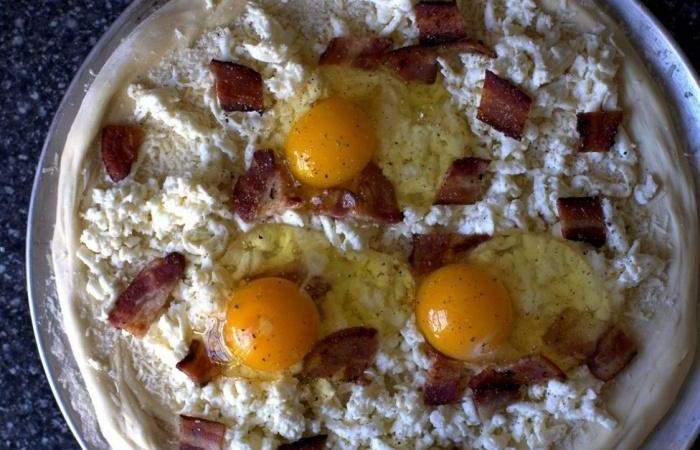Рецепт Пицца на завтрак с беконом, сыром и яйцом шаг-3