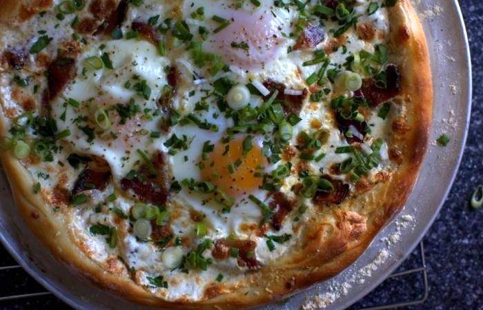 Рецепт Пицца на завтрак с беконом, сыром и яйцом  шаг-4