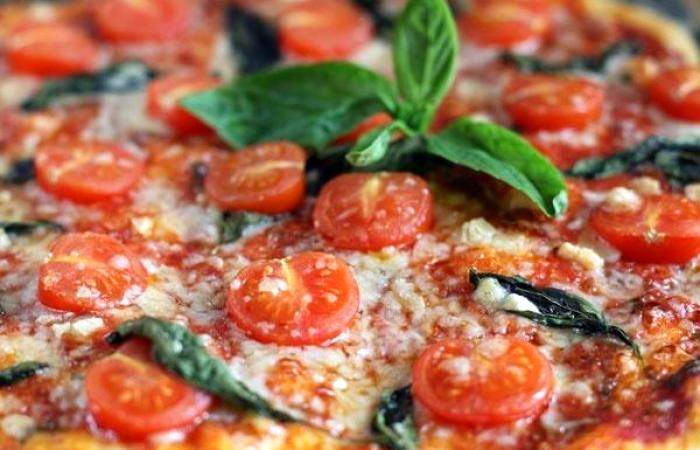 Рецепт Пицца с базиликом и помидорами черри шаг-5