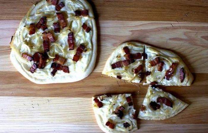 Рецепт Пицца с беконом, луком и сметаной  шаг-4