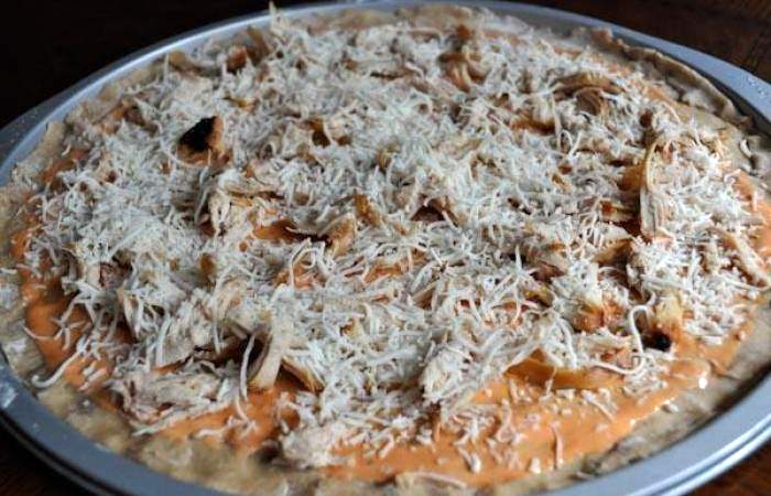 Рецепт Пицца с курицей и сыром  шаг-4