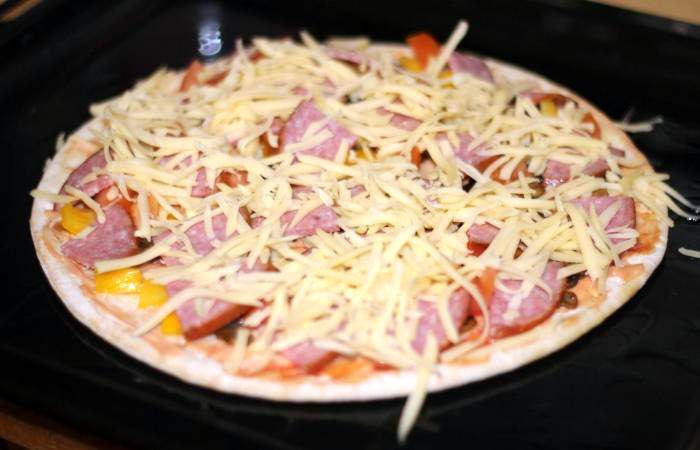 Рецепт Пицца с шампиньонами и колбасой шаг-9