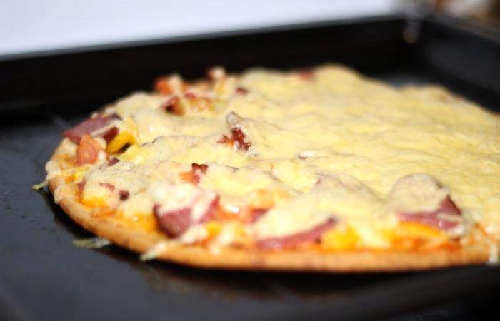 Рецепт Пицца с шампиньонами и колбасой шаг-10
