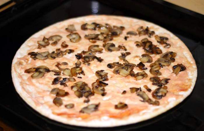 Рецепт Пицца с шампиньонами и колбасой шаг-7