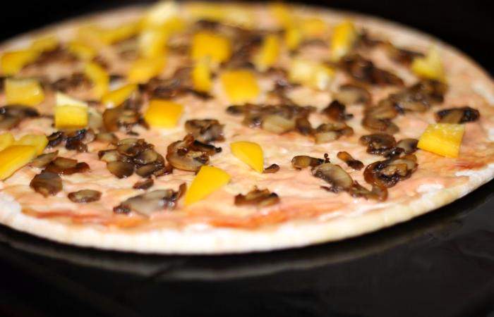 Рецепт Пицца с шампиньонами и колбасой шаг-8