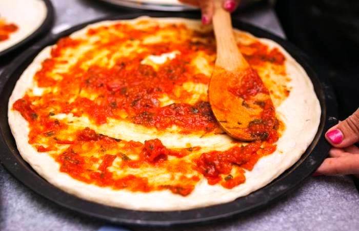Рецепт Пицца с шампиньонами и моцареллой шаг-12