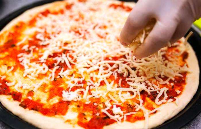 Рецепт Пицца с шампиньонами и моцареллой шаг-13