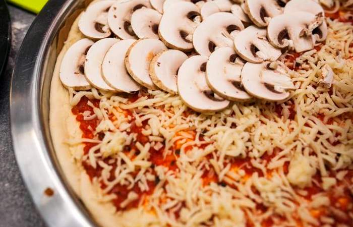 Рецепт Пицца с шампиньонами и моцареллой шаг-14