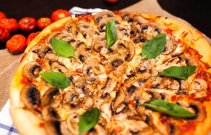 Рецепт Пицца с шампиньонами и моцареллой шаг-17