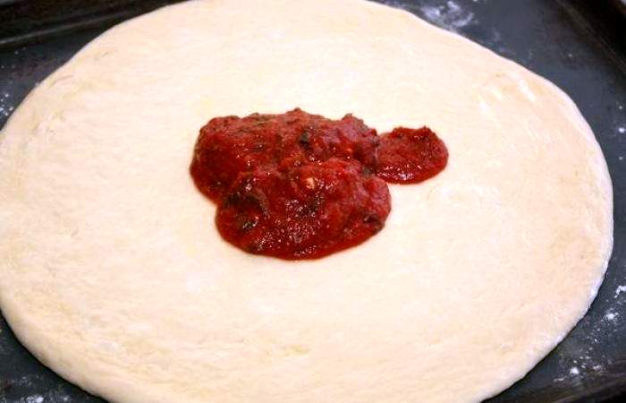Рецепт Пицца с сырокопченой колбасой шаг-3