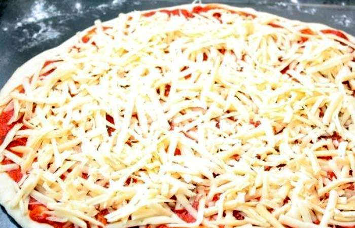 Рецепт Пицца с сырокопченой колбасой  шаг-4